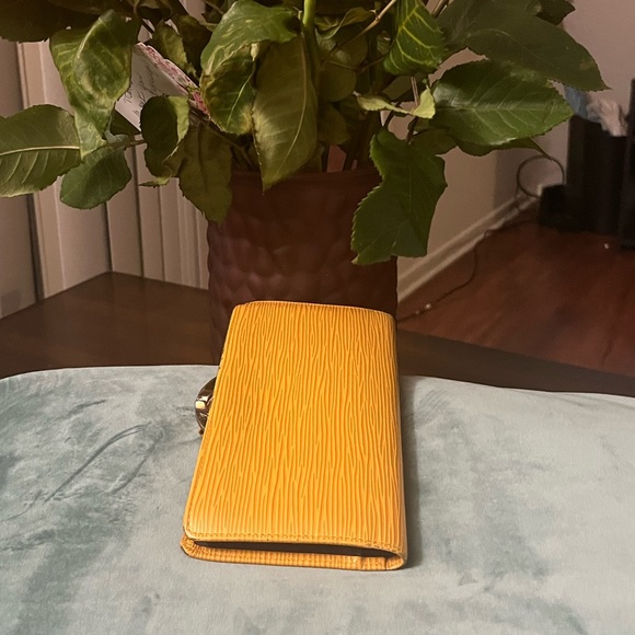 Lv epi wallet w/ snap coin - Picture 4 of 12